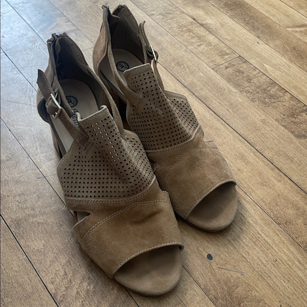 Bella Vita Illiana Cut-Out Block Heeled Sandals